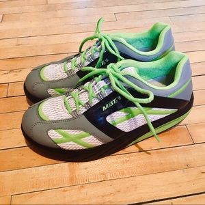 MBT, sz 9.5 (fits like 8.5)